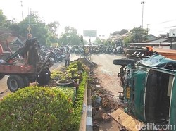 Truk Terguling di Pasuruan, Jalur Pantura Probolinggo-Surabaya Ditutup Truk Terguling di Pasuruan, Jalur Pantura Probolinggo-Surabaya Ditutup