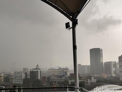 Hujan Deras Disertai Angin dan Petir Guyur Jakarta Sore Ini