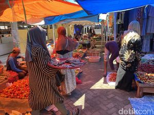 Pedagang Pasar Lakessi Parepare Ngeluh Sepi Pembeli-Rugi Usai Dipindahkan Pedagang Pasar Lakessi Parepare Ngeluh Sepi Pembeli-Rugi Usai Dipindahkan