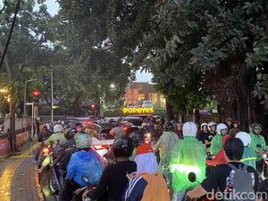 Pedagang Curhat Pegel Dorong Gerobak Saat Terjebak Banjir-Macet di Kemang