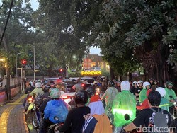 Pedagang Curhat Pegel Dorong Gerobak Saat Terjebak Banjir-Macet di Kemang