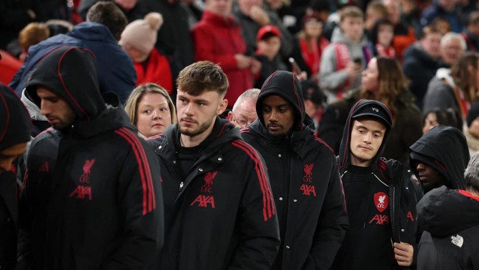 Liverpool Soccer Football - Carabao Cup - Fourth Round - Liverpool v Crystal Palace - Anfield, Liverpool, Britain - October 29, 2025 Liverpools Florian Wirtz, Alexander Isak and Conor Bradley on the bench before the match REUTERS/Phil Noble EDITORIAL USE ONLY. NO USE WITH UNAUTHORIZED AUDIO, VIDEO, DATA, FIXTURE LISTS, CLUB/LEAGUE LOGOS OR LIVE SERVICES. ONLINE IN-MATCH USE LIMITED TO 120 IMAGES, NO VIDEO EMULATION. NO USE IN BETTING, GAMES OR SINGLE CLUB/LEAGUE/PLAYER PUBLICATIONS. PLEASE CONTACT YOUR ACCOUNT REPRESENTATIVE FOR FURTHER DETAILS..