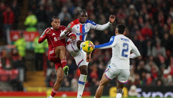 Liverpool, Crystal Palace Soccer Football - Carabao Cup - Fourth Round - Liverpool v Crystal Palace - Anfield, Liverpool, Britain - October 29, 2025 Crystal Palaces Jaydee Canvot in action with Liverpools Rio Ngumoha and Crystal Palaces Daniel Munoz REUTERS/Phil Noble EDITORIAL USE ONLY. NO USE WITH UNAUTHORIZED AUDIO, VIDEO, DATA, FIXTURE LISTS, CLUB/LEAGUE LOGOS OR LIVE SERVICES. ONLINE IN-MATCH USE LIMITED TO 120 IMAGES, NO VIDEO EMULATION. NO USE IN BETTING, GAMES OR SINGLE CLUB/LEAGUE/PLAYER PUBLICATIONS. PLEASE CONTACT YOUR ACCOUNT REPRESENTATIVE FOR FURTHER DETAILS..