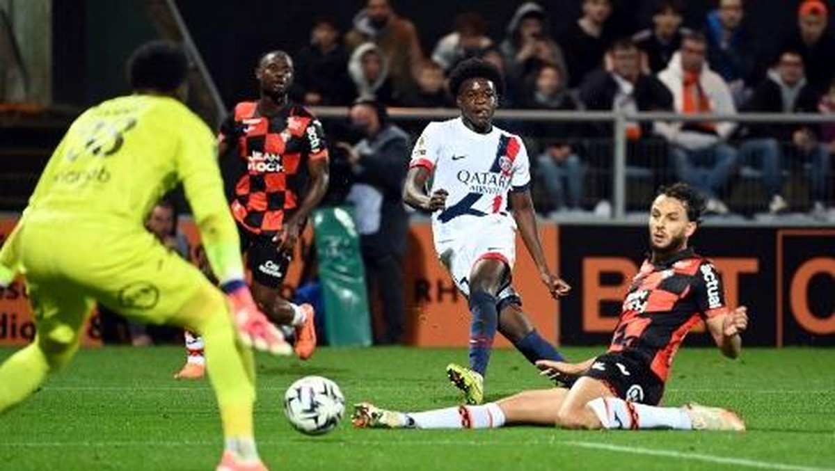 Penyerang PSG Quentin Ndjantou (berbaju putih) dibayangi barisan belakang Lorient. Foto: AFP/JEAN-FRANCOIS MONIER