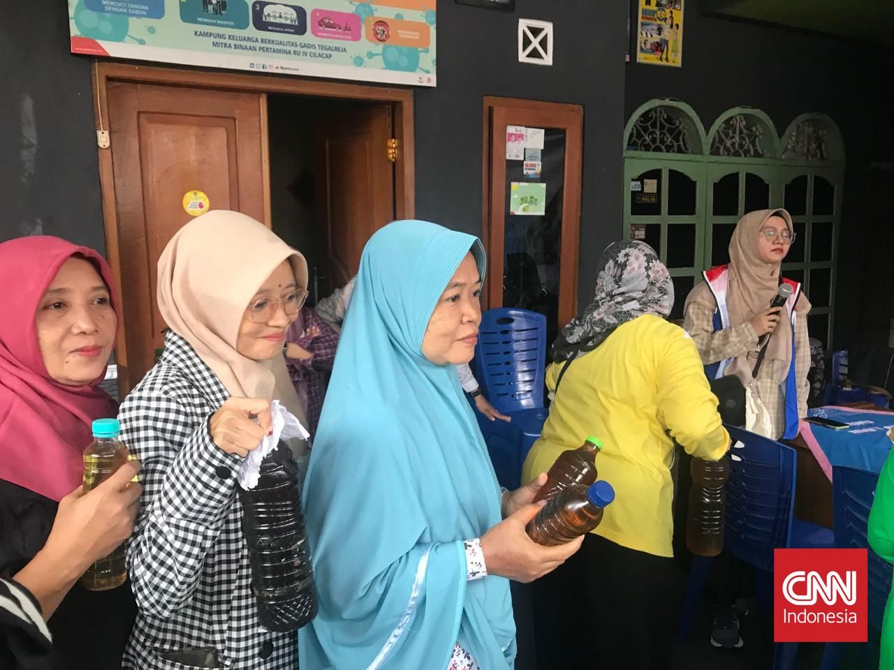 Minyak Jelantah Pertamina ibu ibu di cilacap tukar minyak jelantah untuk program pengembangan bioavtur pertamina