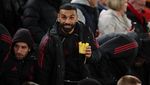 Nyam! Momen Salah Ngemil saat Cuma Jadi Penonton di Anfield Nyam! Momen Salah Ngemil saat Cuma Jadi Penonton di Anfield