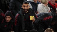 Cuma jadi penonton, Salah terlihat memegang kudapan sebelum pertandingan berjalan. Foto: REUTERS/Phil Noble Cuma jadi penonton, Salah terlihat memegang kudapan sebelum pertandingan berjalan. Foto: REUTERS/Phil Noble