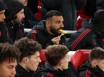 Nyam! Momen Salah Ngemil saat Cuma Jadi Penonton di Anfield