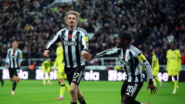 Newcastle United, Nick Woltemade Soccer Football - Carabao Cup - Fourth Round - Newcastle United v Tottenham Hotspur - St James Park, Newcastle, Britain - October 29, 2025 Newcastle Uniteds Nick Woltemade celebrates scoring their second goal with Anthony Elanga Action Images via Reuters/Craig Brough EDITORIAL USE ONLY. NO USE WITH UNAUTHORIZED AUDIO, VIDEO, DATA, FIXTURE LISTS, CLUB/LEAGUE LOGOS OR LIVE SERVICES. ONLINE IN-MATCH USE LIMITED TO 120 IMAGES, NO VIDEO EMULATION. NO USE IN BETTING, GAMES OR SINGLE CLUB/LEAGUE/PLAYER PUBLICATIONS. PLEASE CONTACT YOUR ACCOUNT REPRESENTATIVE FOR FURTHER DETAILS..