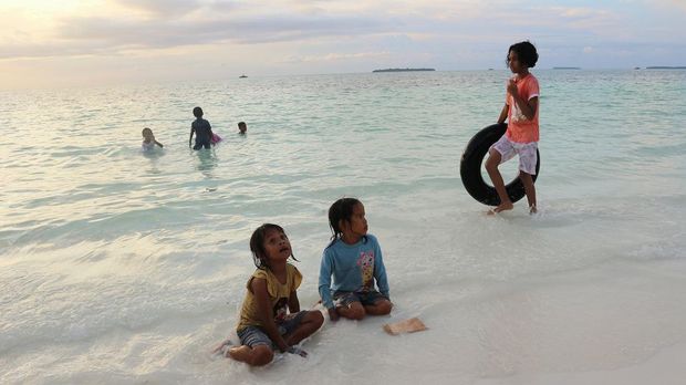 Pantai Ngurbloat di Desa Wisata Ngilngof, Kecamatan Manyeuw, Kabupaten Maluku Tenggara, Maluku Pantai Ngurbloat di Desa Wisata Ngilngof, Kecamatan Manyeuw, Kabupaten Maluku Tenggara, Maluku