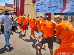 Tampang Lesu Puluhan Pengedar Narkotika di Bandung saat Dibekuk Polisi