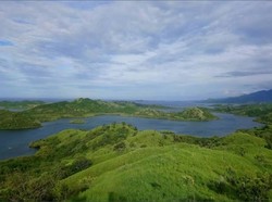 Bukit Watu Mitong: Pesona Padang Savana dan 17 Pulau di Riung Flores NTT Bukit Watu Mitong: Pesona Padang Savana dan 17 Pulau di Riung Flores NTT