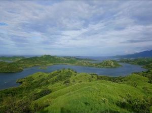 Bukit Watu Mitong: Pesona Padang Savana dan 17 Pulau di Riung Flores NTT Bukit Watu Mitong: Pesona Padang Savana dan 17 Pulau di Riung Flores NTT
