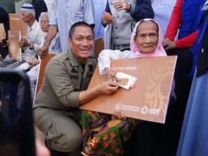 3.000 Warga Lutim Terima Kartu Lansia, Dapat Bantuan Rp 1 Juta Per Bulan 3.000 Warga Lutim Terima Kartu Lansia, Dapat Bantuan Rp 1 Juta Per Bulan