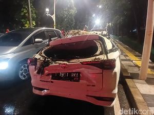 Penampakan Mobil Ringsek Tertimpa Pohon di Dharmawangsa Jaksel