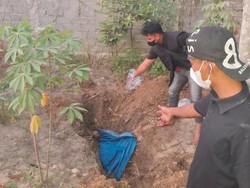 Mayat Pria Tanpa Busana Ditemukan Terbukur di Kebun Ubi Mayat Pria Tanpa Busana Ditemukan Terbukur di Kebun Ubi