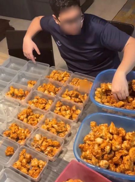 Penjual ayam goreng jorok Penjual ayam goreng jorok