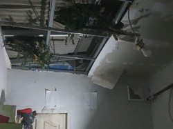 Pohon Keramat Tumbang Timpa Rumah di Bogor, Sekeluarga Mengungsi Pohon Keramat Tumbang Timpa Rumah di Bogor, Sekeluarga Mengungsi