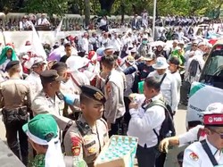 Polisi Bagi-bagi Air Mineral dan Roti ke Guru Pendemo di Monas Polisi Bagi-bagi Air Mineral dan Roti ke Guru Pendemo di Monas