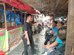 Pedagang di Ciputat Rugi Jutaan Usai Dipalak Preman dan Lapak Dirusak