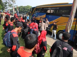 Aksi Humanis Polres Metro Bekasi Kawal Massa Buruh ke Jakarta