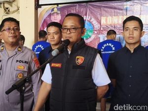 6 Penjarah ATM Saat Demo Ricuh di Pemkot Pekalongan Ditangkap 6 Penjarah ATM Saat Demo Ricuh di Pemkot Pekalongan Ditangkap