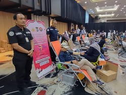 Polresta Pekanbaru Donorkan Ribuan Kantong Darah Sambut HUT Humas Polri Polresta Pekanbaru Donorkan Ribuan Kantong Darah Sambut HUT Humas Polri