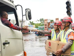 Buka Posko Darurat di Genuk, Polda Jateng Sediakan Ribuan Porsi Makanan Buka Posko Darurat di Genuk, Polda Jateng Sediakan Ribuan Porsi Makanan