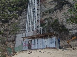 DPRD Setop Sementara Pembangunan Lift Kaca di Pantai Kelingking Nusa Penida DPRD Setop Sementara Pembangunan Lift Kaca di Pantai Kelingking Nusa Penida