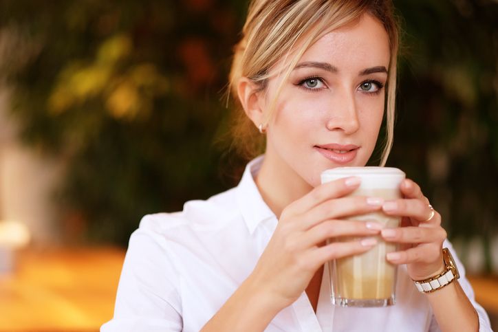 Rutin minum kopi bikin wanita cantik Rutin minum kopi bikin wanita cantik.