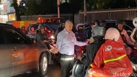 Saat Bule Jadi 'Pak Ogah' Dadakan di Tengah Macet Kemang Jaksel