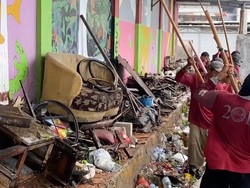 Warga Surabaya Buang Kursi ke Sungai hingga Rusak 2 Rumah Pompa Warga Surabaya Buang Kursi ke Sungai hingga Rusak 2 Rumah Pompa