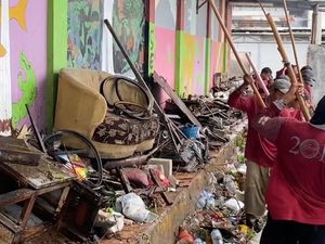 Warga Surabaya Buang Kursi ke Sungai hingga Rusak 2 Rumah Pompa Warga Surabaya Buang Kursi ke Sungai hingga Rusak 2 Rumah Pompa