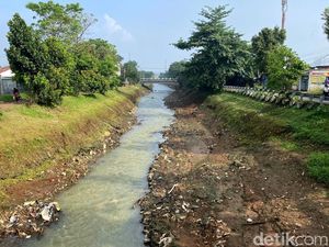Penampakan Sungai Cipamokolan Bandung yang Kian Dangkal