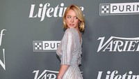 5 Gaya Sydney Sweeney Pamer Lekuk Tubuh dengan Gaun Transparan Berkilau
