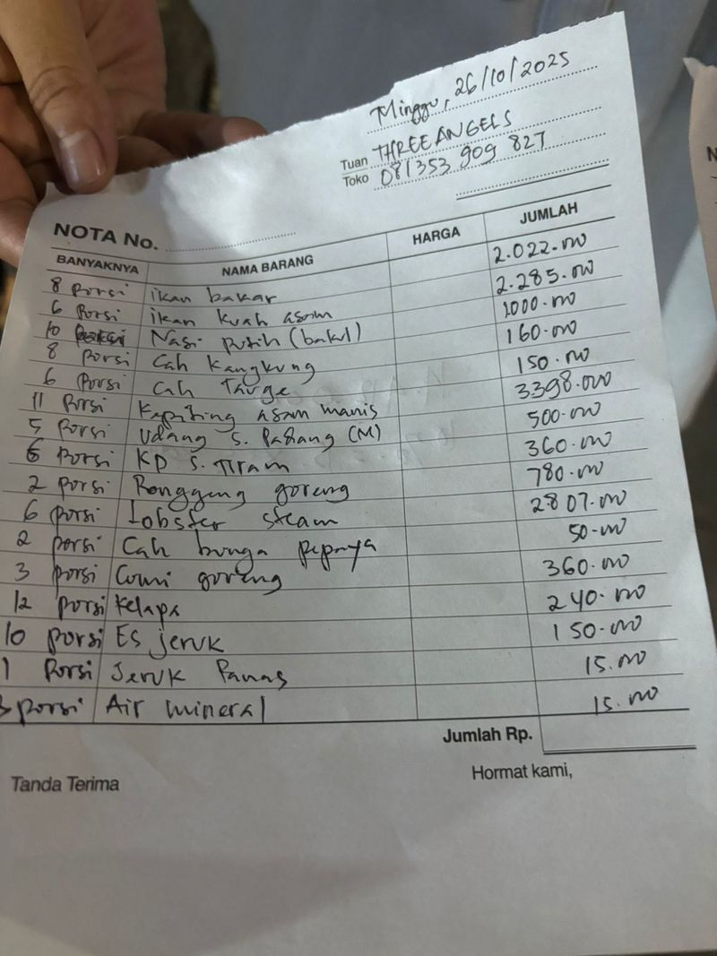 Nota tagihan salah satu lapak di pusat kuliner seafood Kampung Ujung Labuan Bajo Manggarai Barat, NTT, yang dikeluhkan rombongan travel agent. (Istimewa)