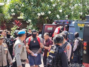 Pakai Kupluk Ninja, Tiga WNA Penembak Warga Australia Tiba di PN Denpasar Pakai Kupluk Ninja, Tiga WNA Penembak Warga Australia Tiba di PN Denpasar