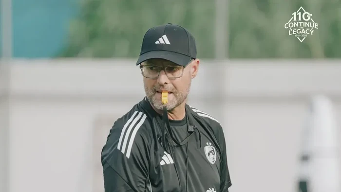 Tomas Trucha memimpin latihan PSM Makassar di Stadion Kalegowa. Tomas Trucha memimpin latihan PSM Makassar di Stadion Kalegowa.