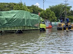 Keluhan Para Sopir Truk Terjebak Banjir di Pantura Semarang: Tahun Ini Terparah!
