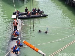 Kapal Selam Tanpa Awak KSOT Uji Tembak di Laut Surabaya, Dipantau Prabowo