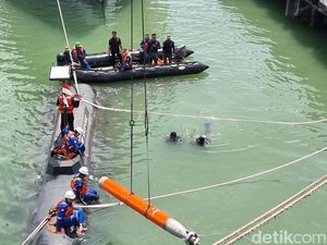 Kapal Selam Tanpa Awak KSOT Uji Tembak di Laut Surabaya, Dipantau Prabowo Kapal Selam Tanpa Awak KSOT Uji Tembak di Laut Surabaya, Dipantau Prabowo