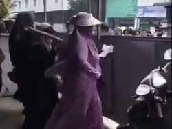 Video: Aksi Ibu-ibu Pengajian Geruduk Sarang Judi di Asahan Video: Aksi Ibu-ibu Pengajian Geruduk Sarang Judi di Asahan