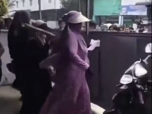 Video: Aksi Ibu-ibu Pengajian Geruduk Sarang Judi di Asahan Video: Aksi Ibu-ibu Pengajian Geruduk Sarang Judi di Asahan