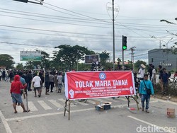Warga Kendari Blokade Jalan Tapak Kuda, Tolak Konstatering Pengadilan