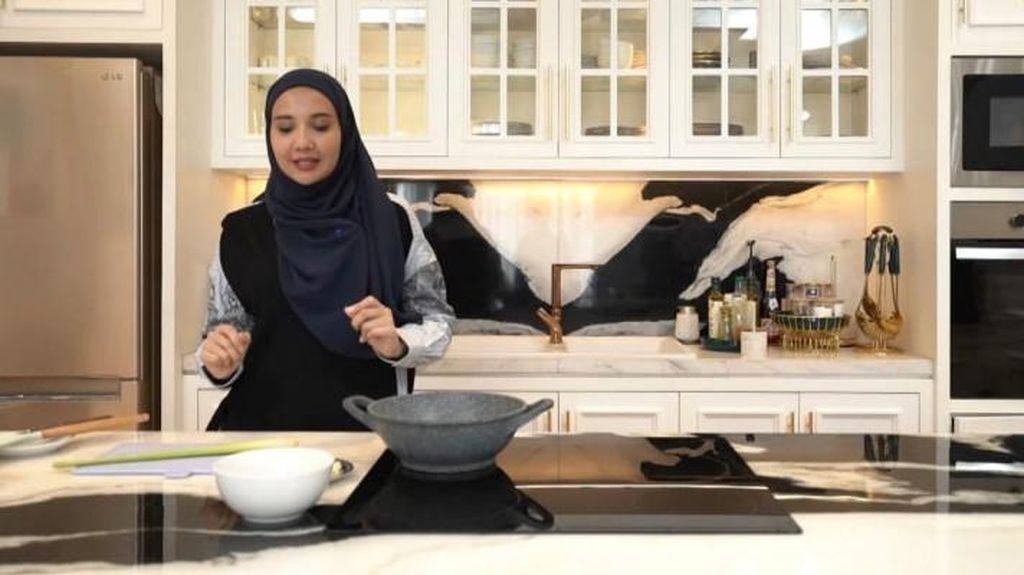 Jago Masak! Zaskia Sungkar Bikin Rendang hingga Pentol Mercon Jago Masak! Zaskia Sungkar Bikin Rendang hingga Pentol Mercon