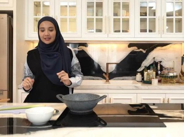 Jago Masak! Zaskia Sungkar Bikin Rendang hingga Pentol Mercon