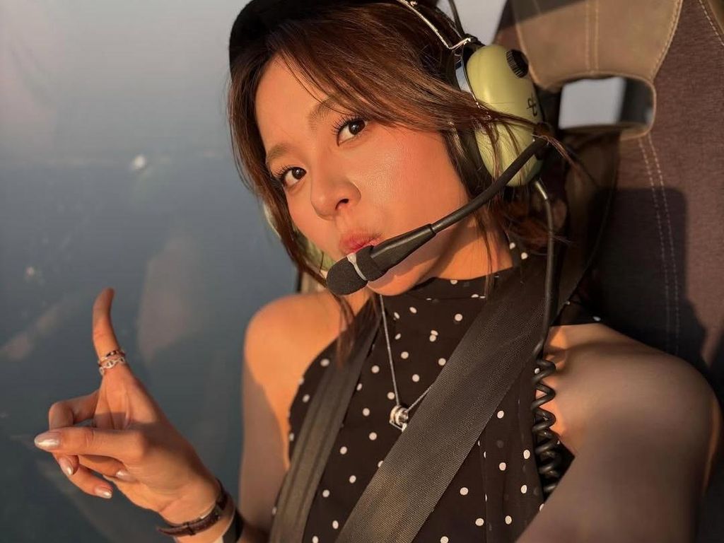Potret Zee JKT48 Naik Helikopter Menikmati Dubai dari Ketinggian Potret Zee JKT48 Naik Helikopter Menikmati Dubai dari Ketinggian