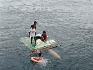 5 ABK Pengangkut 60 Ton Batu Bara Tenggelam di Kukar Ditemukan Selamat 5 ABK Pengangkut 60 Ton Batu Bara Tenggelam di Kukar Ditemukan Selamat