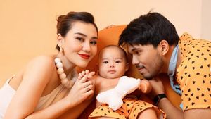 Foto Aaliyah Massaid-Thariq Jadi Keluarga Flintstones, Baby Arash Bikin Gemas