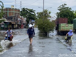 Derita Kundarsih Korban Banjir Semarang, Makan Nasi Sebungkus buat Berempat Derita Kundarsih Korban Banjir Semarang, Makan Nasi Sebungkus buat Berempat